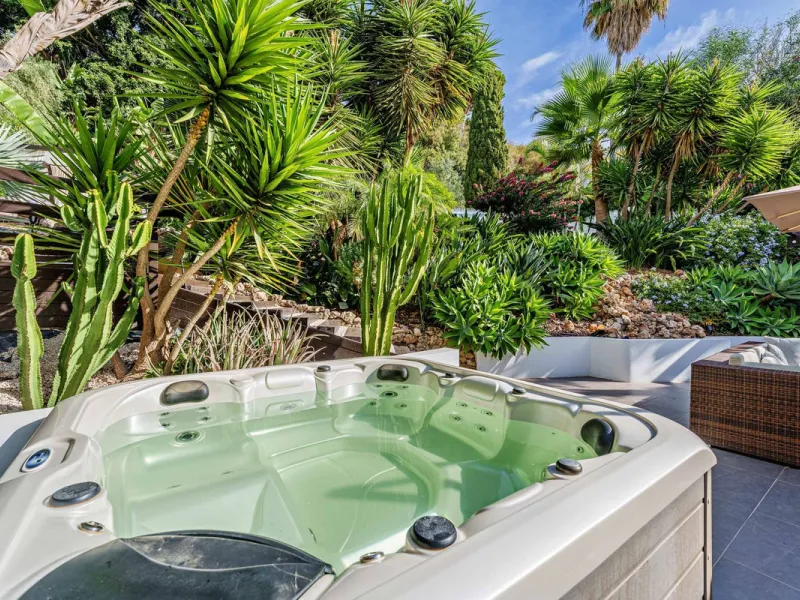 Discover this impressive luxury villa, located in the exclusive gated community of El Rosario. A property that combines privacy and comfort.