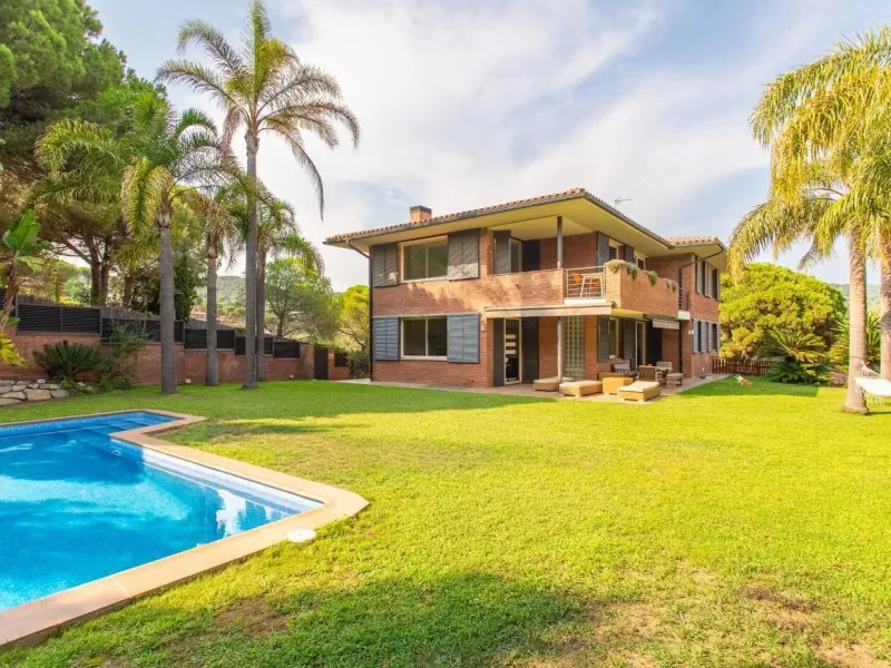 Villa independiente con vistas al mar, jardín y piscina en Sant Andreu de Llavaneres, Barcelona