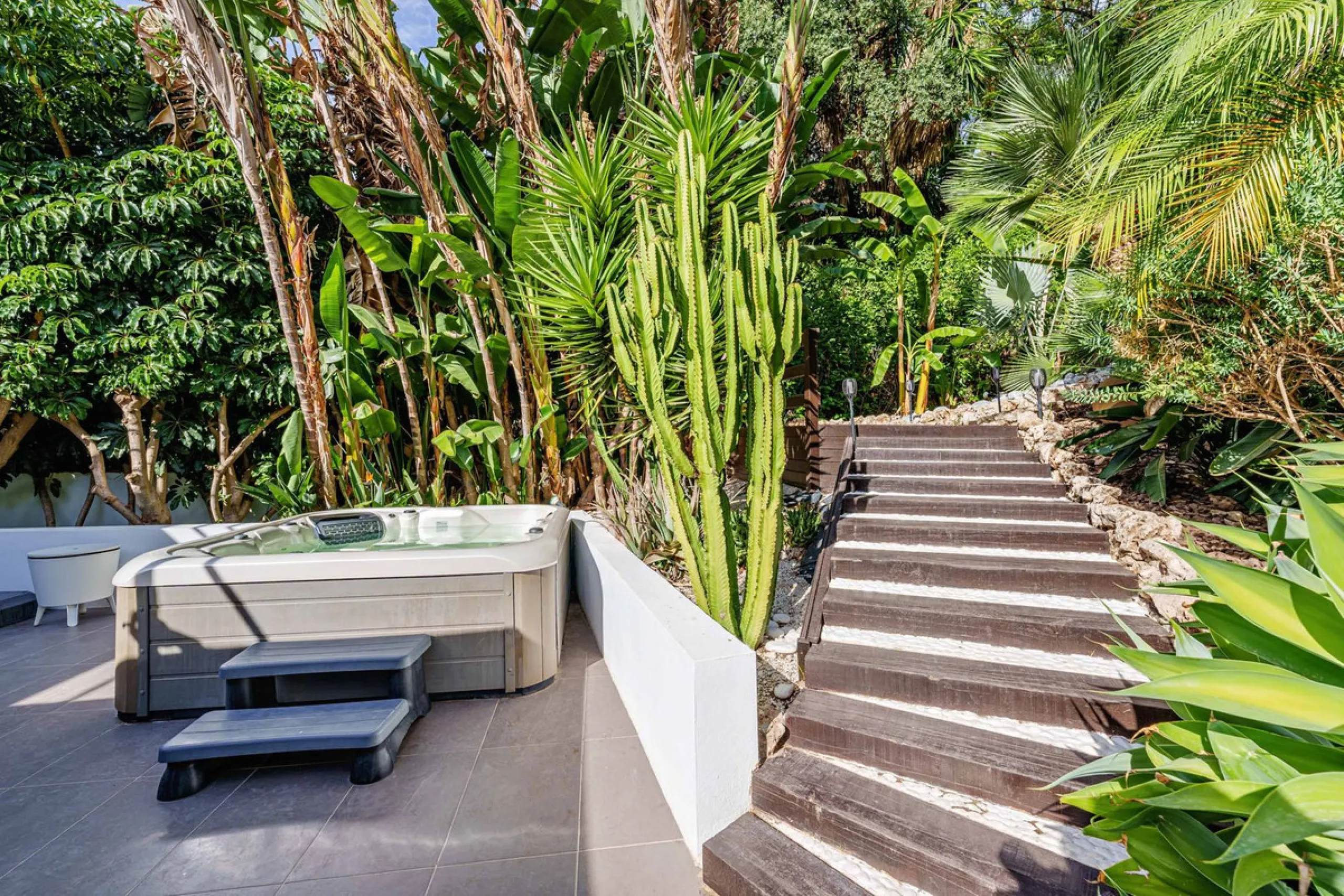 Discover this impressive luxury villa, located in the exclusive gated community of El Rosario. A property that combines privacy and comfort.