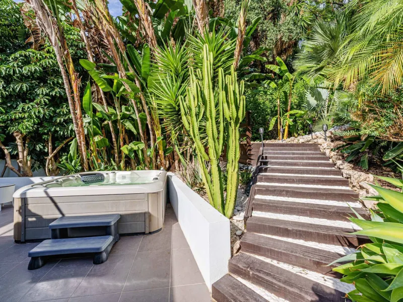 Discover this impressive luxury villa, located in the exclusive gated community of El Rosario. A property that combines privacy and comfort.