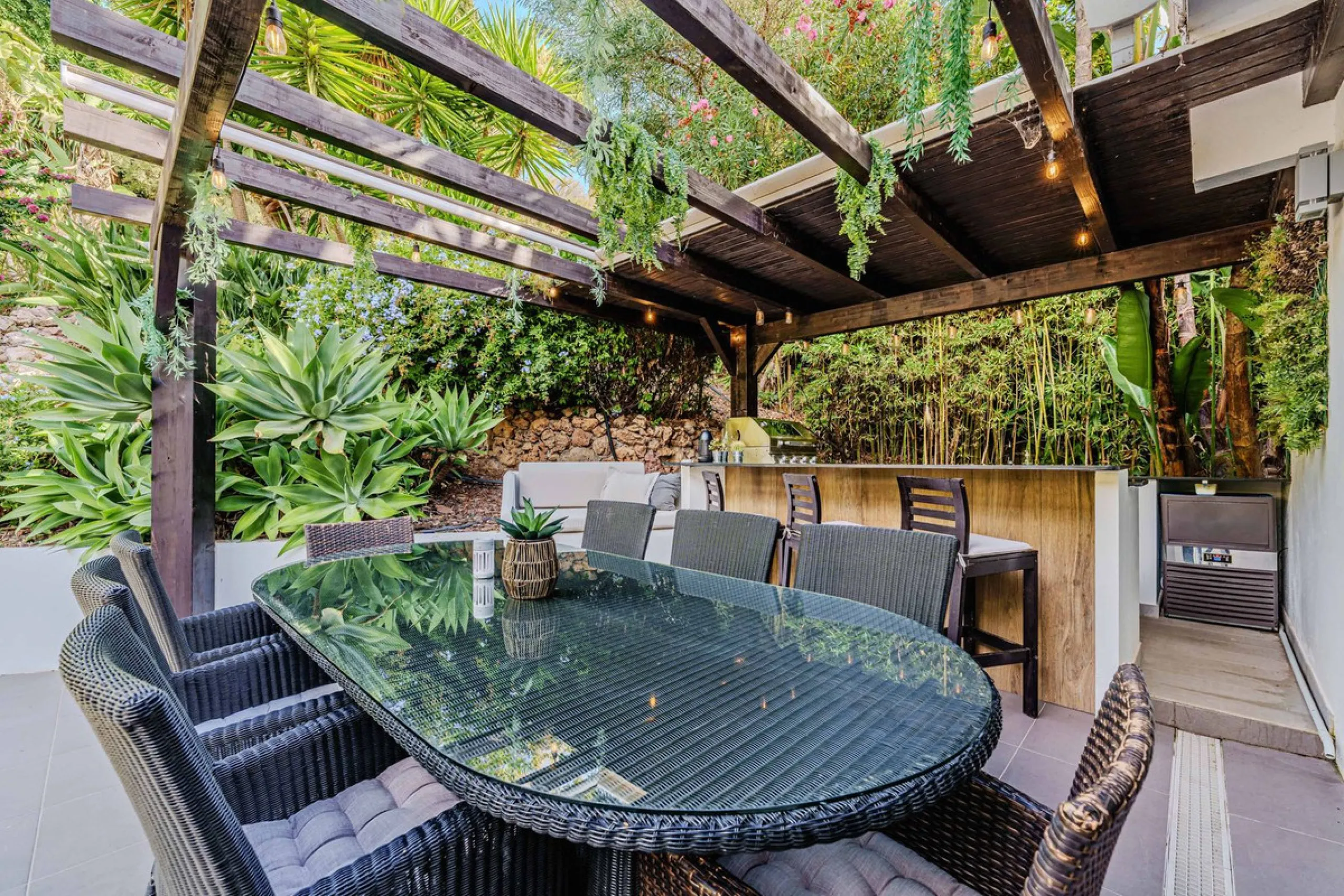 Discover this impressive luxury villa, located in the exclusive gated community of El Rosario. A property that combines privacy and comfort.