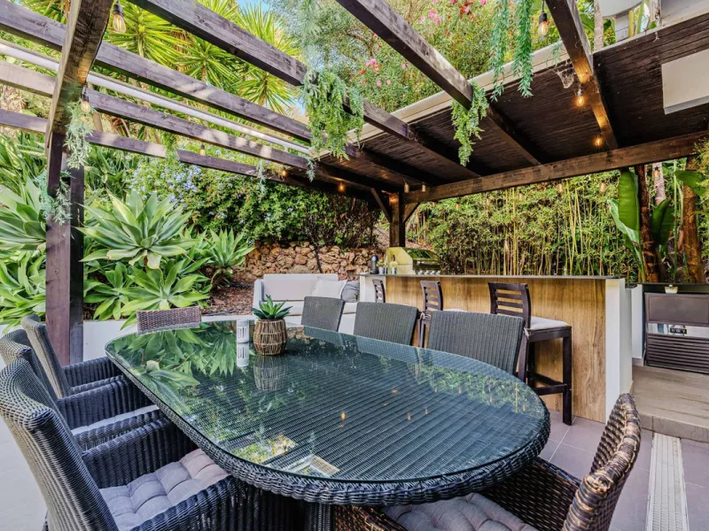 Discover this impressive luxury villa, located in the exclusive gated community of El Rosario. A property that combines privacy and comfort.