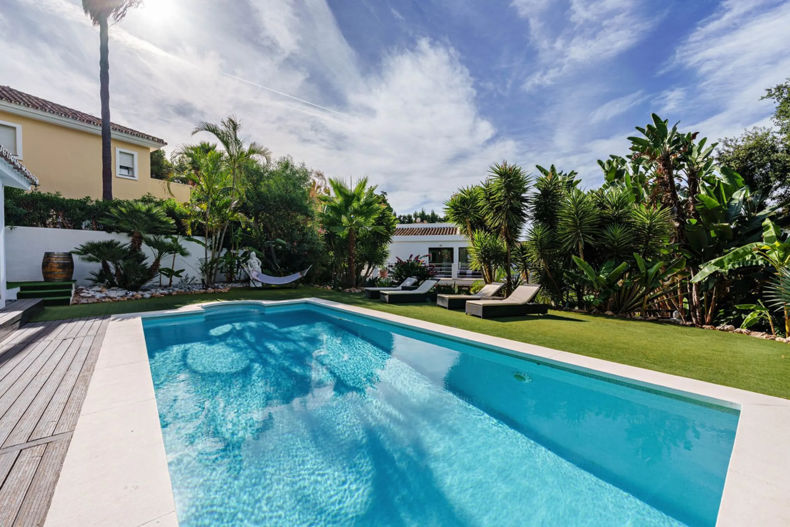 Discover this impressive luxury villa, located in the exclusive gated community of El Rosario. A property that combines privacy and comfort.