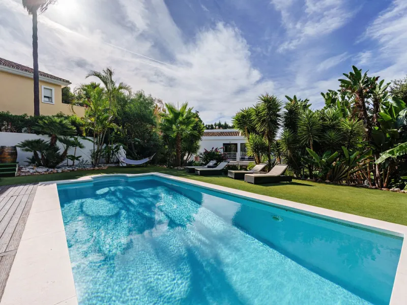 Discover this impressive luxury villa, located in the exclusive gated community of El Rosario. A property that combines privacy and comfort.