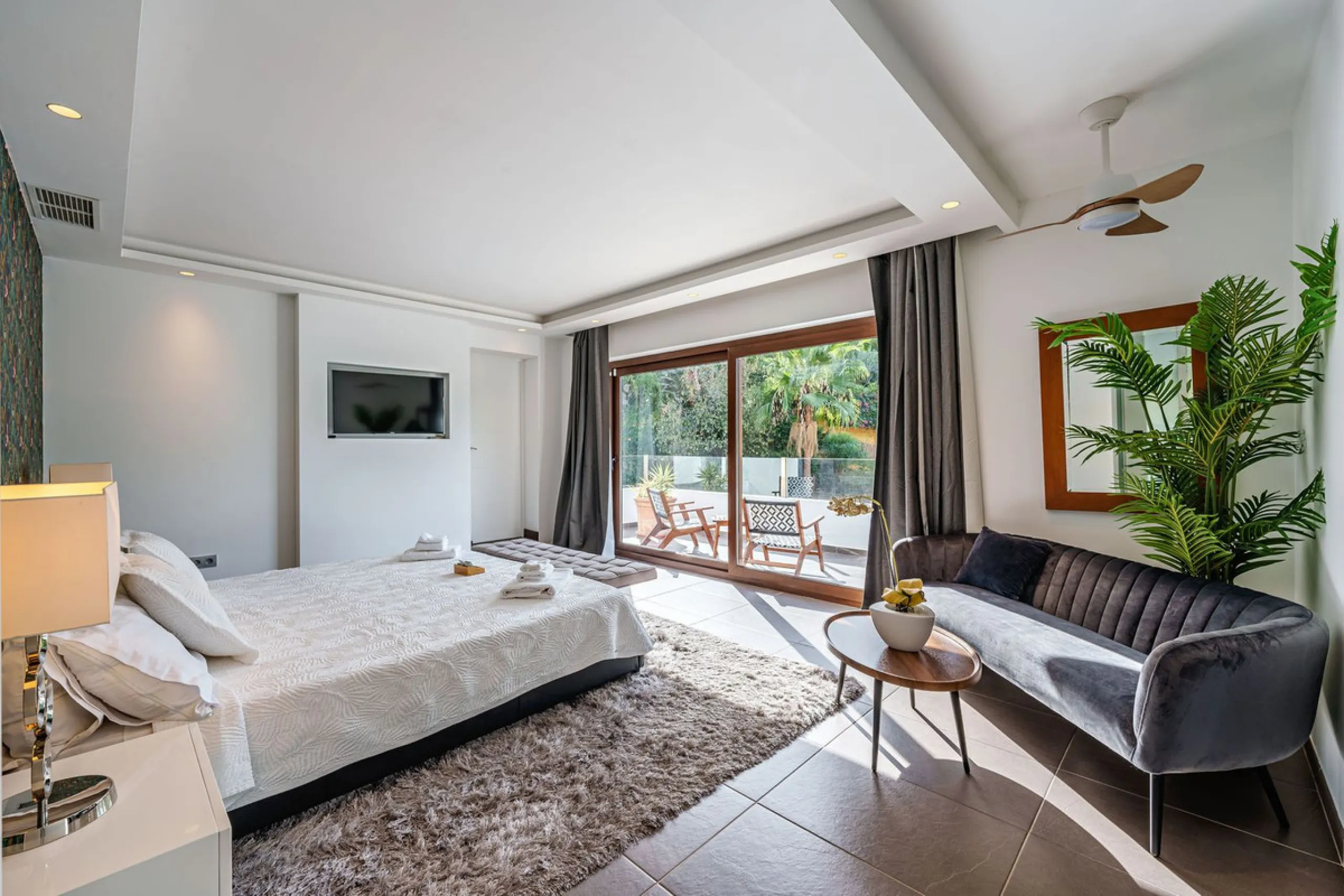 Discover this impressive luxury villa, located in the exclusive gated community of El Rosario. A property that combines privacy and comfort.