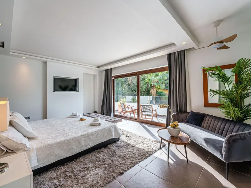 Discover this impressive luxury villa, located in the exclusive gated community of El Rosario. A property that combines privacy and comfort.