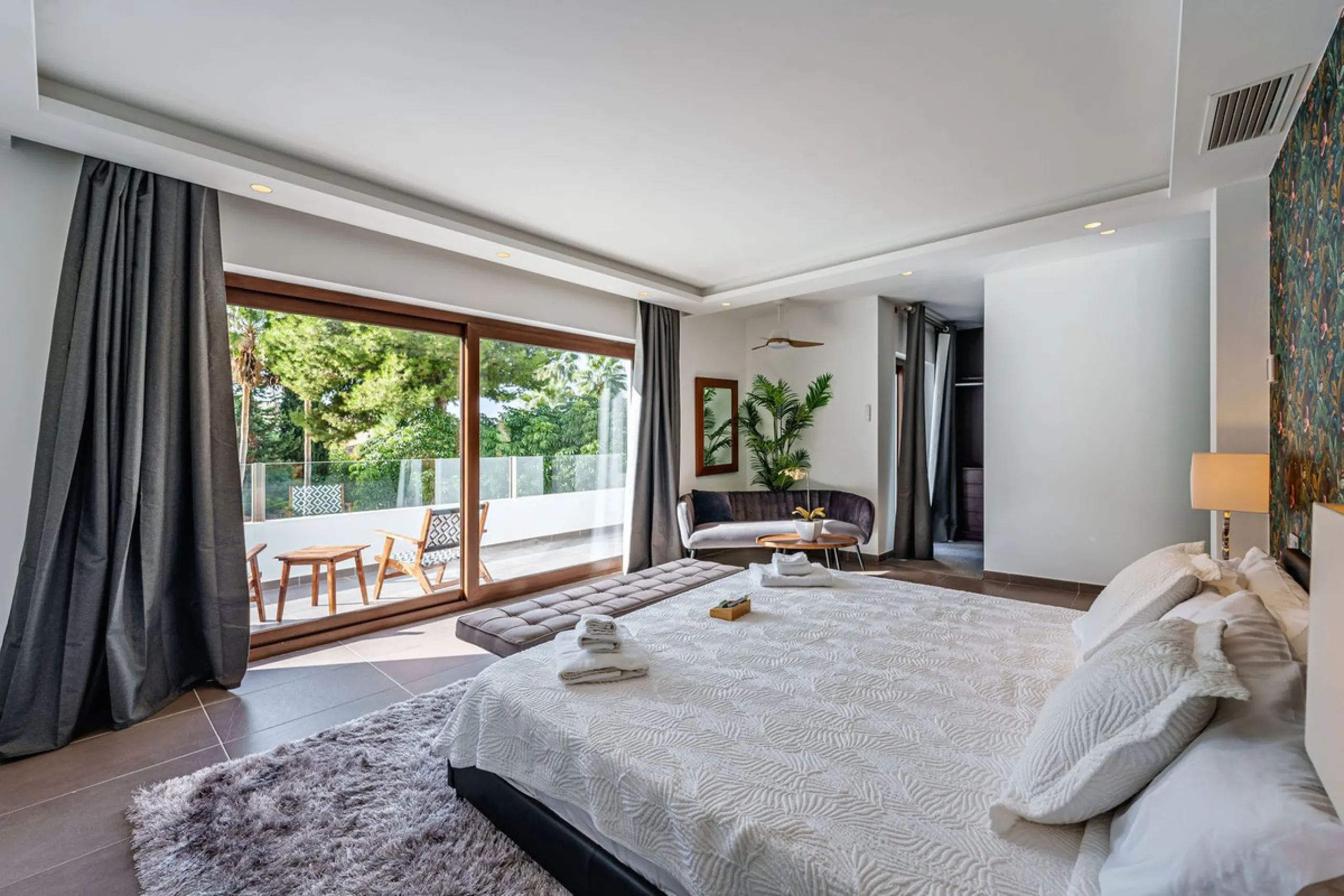 Discover this impressive luxury villa, located in the exclusive gated community of El Rosario. A property that combines privacy and comfort.