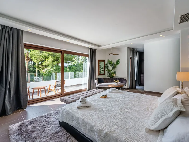Discover this impressive luxury villa, located in the exclusive gated community of El Rosario. A property that combines privacy and comfort.
