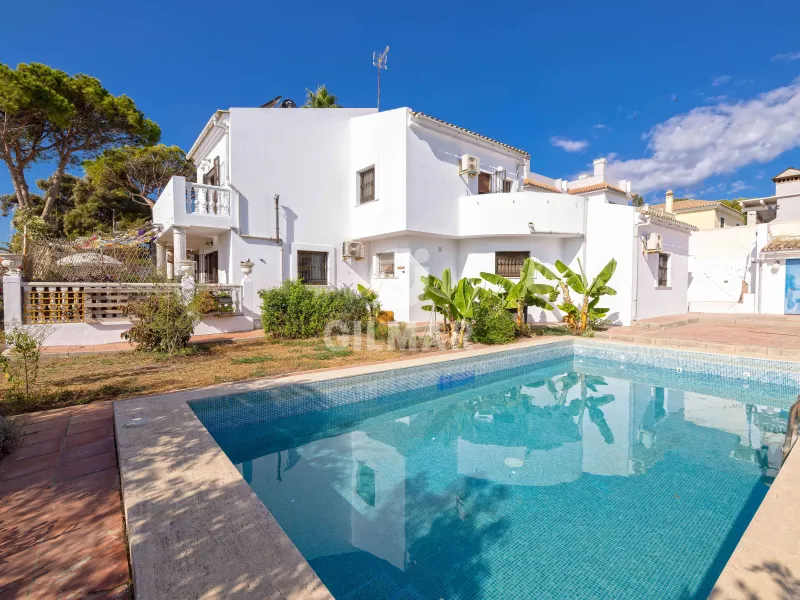 Chalet Independiente en Estepona Oeste - Málaga