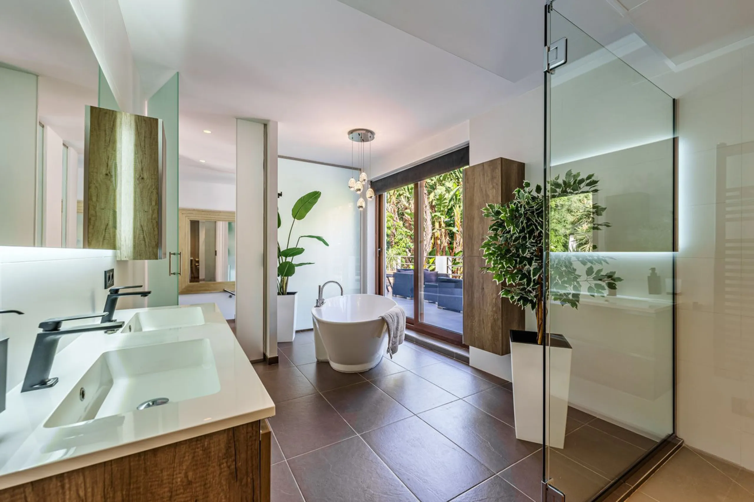 Discover this impressive luxury villa, located in the exclusive gated community of El Rosario. A property that combines privacy and comfort.