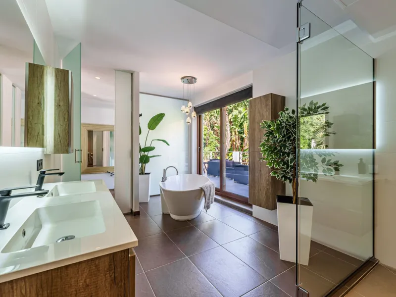 Discover this impressive luxury villa, located in the exclusive gated community of El Rosario. A property that combines privacy and comfort.