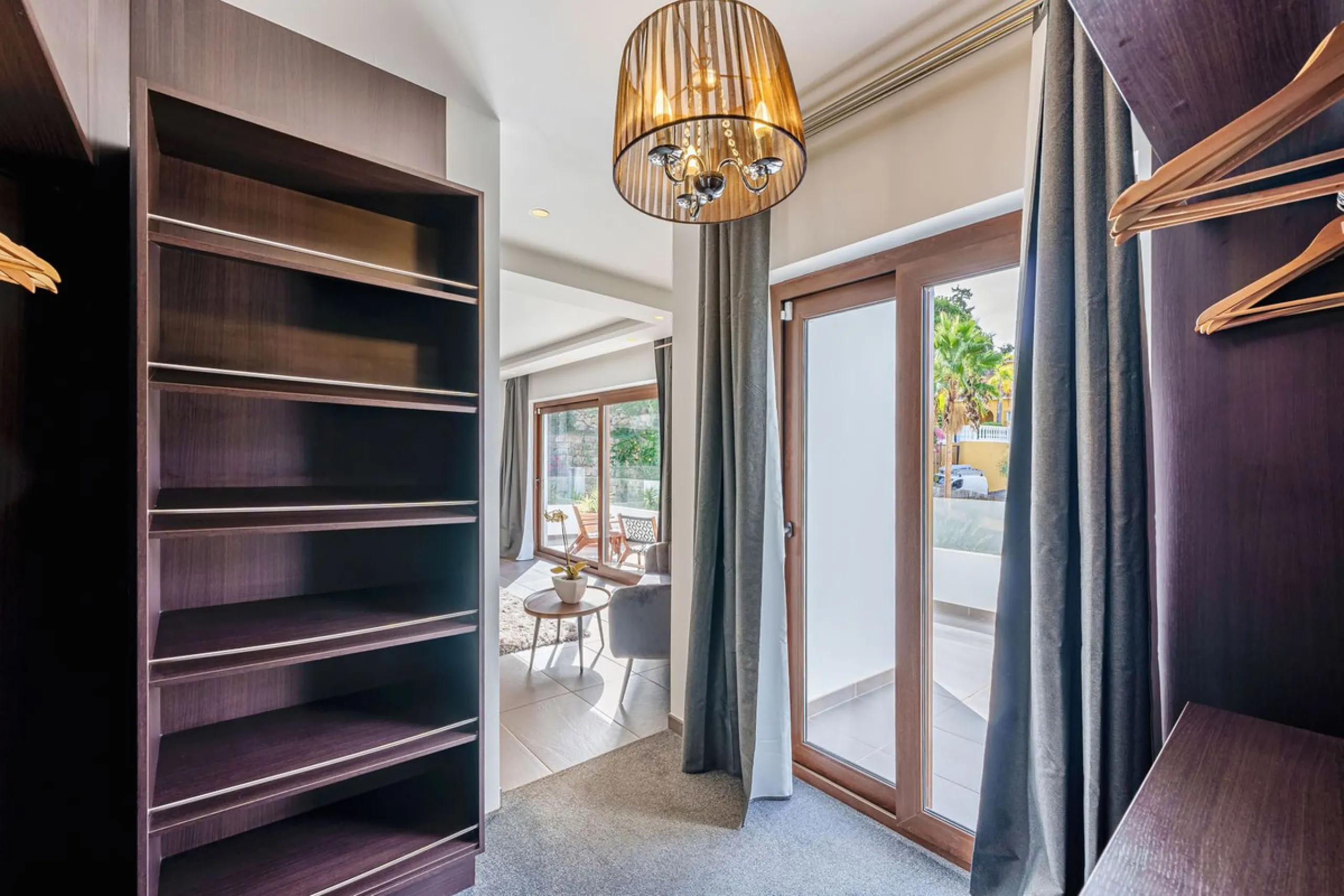 Discover this impressive luxury villa, located in the exclusive gated community of El Rosario. A property that combines privacy and comfort.