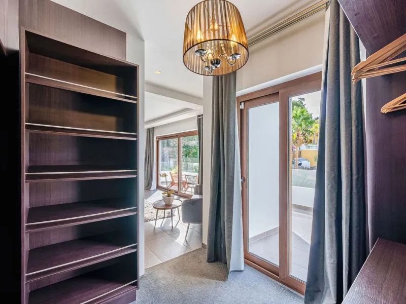Discover this impressive luxury villa, located in the exclusive gated community of El Rosario. A property that combines privacy and comfort.