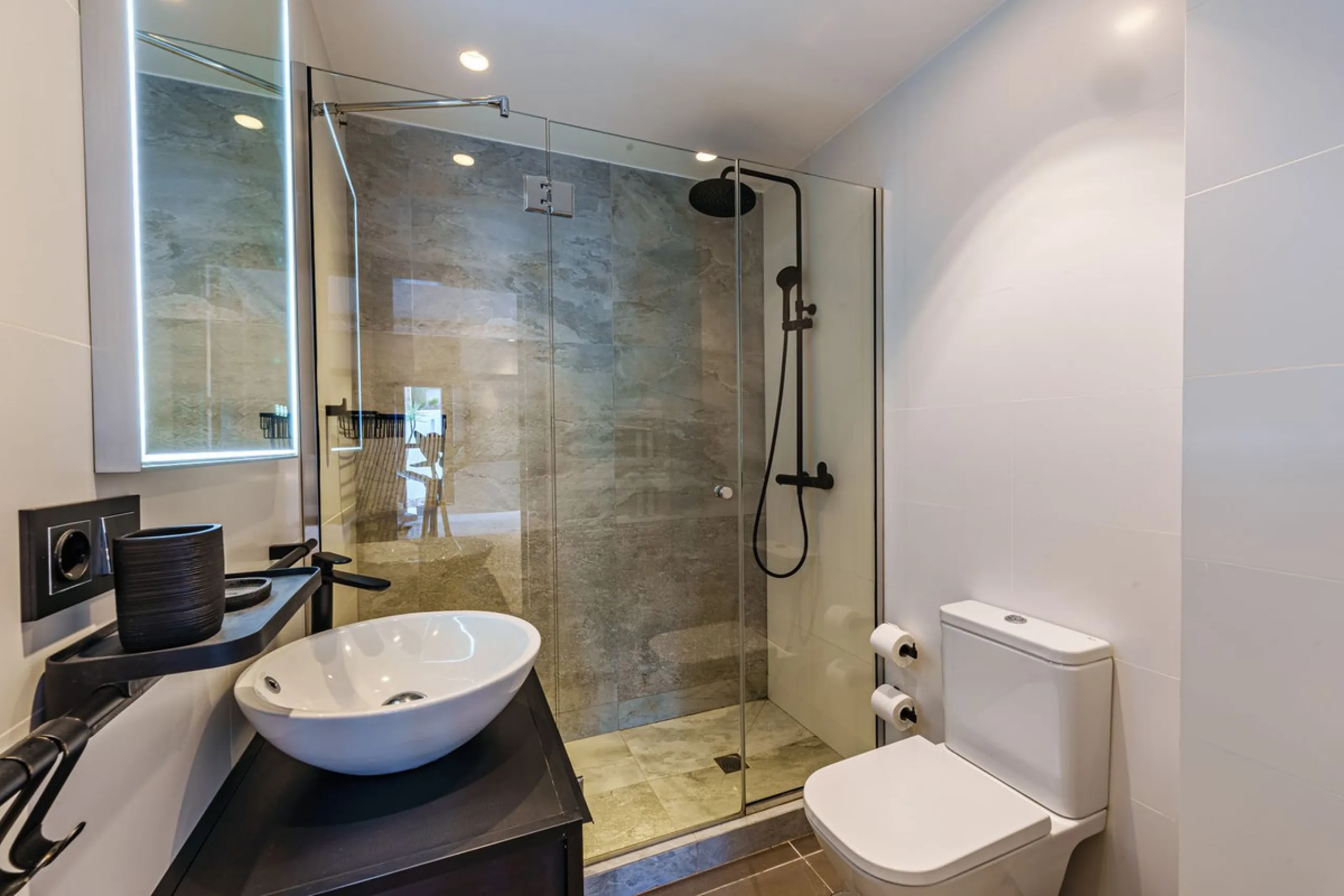 Discover this impressive luxury villa, located in the exclusive gated community of El Rosario. A property that combines privacy and comfort.