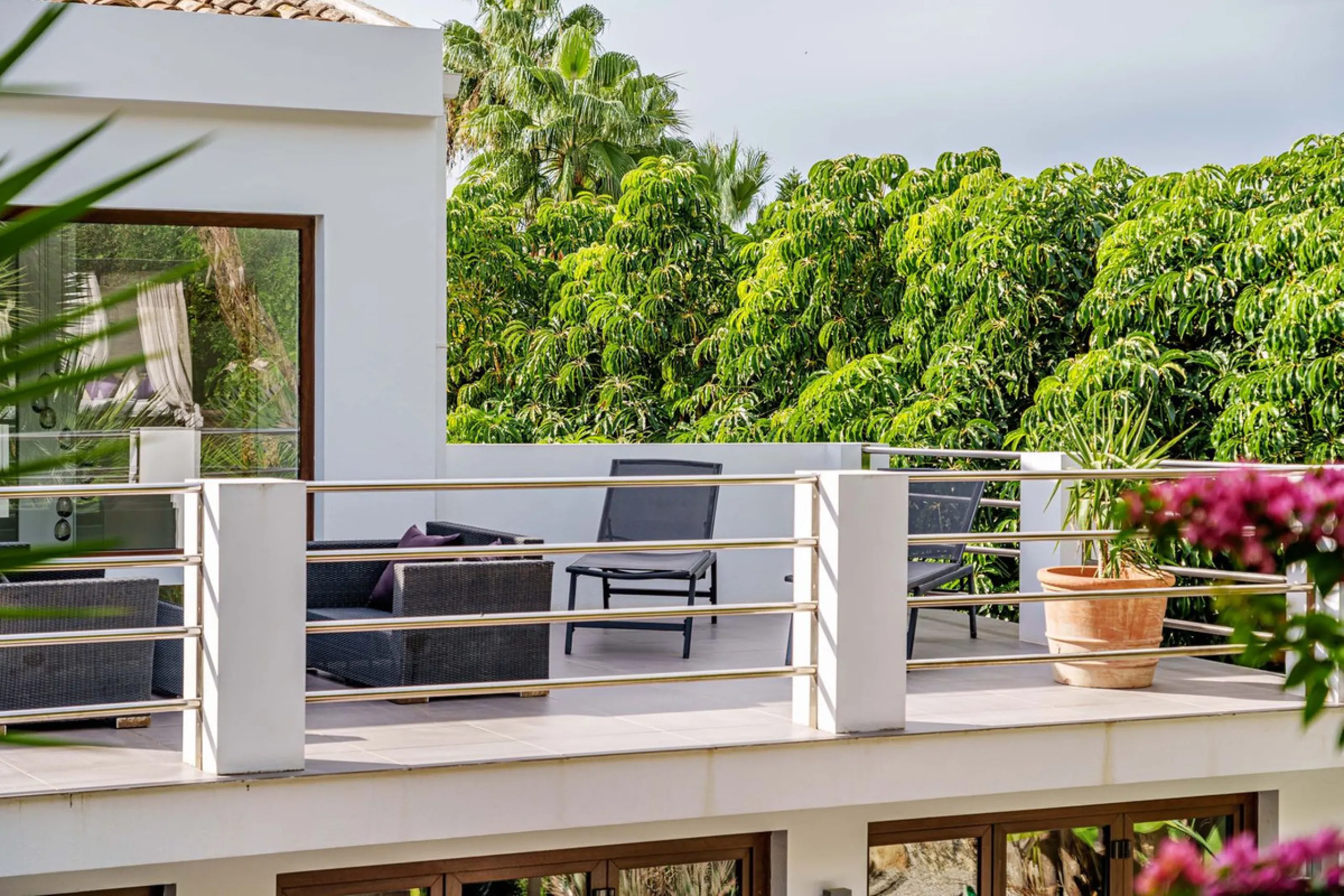 Discover this impressive luxury villa, located in the exclusive gated community of El Rosario. A property that combines privacy and comfort.