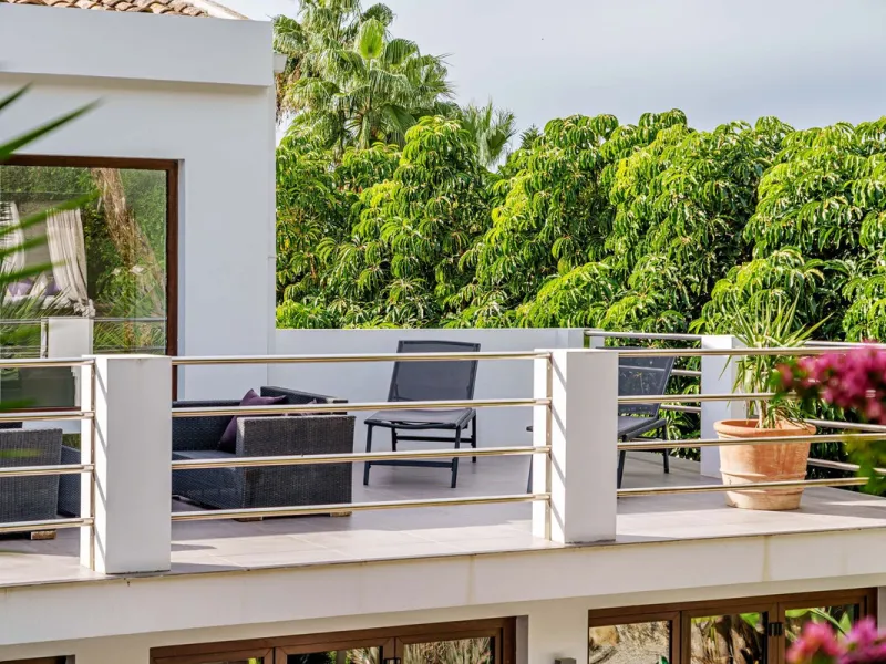 Discover this impressive luxury villa, located in the exclusive gated community of El Rosario. A property that combines privacy and comfort.