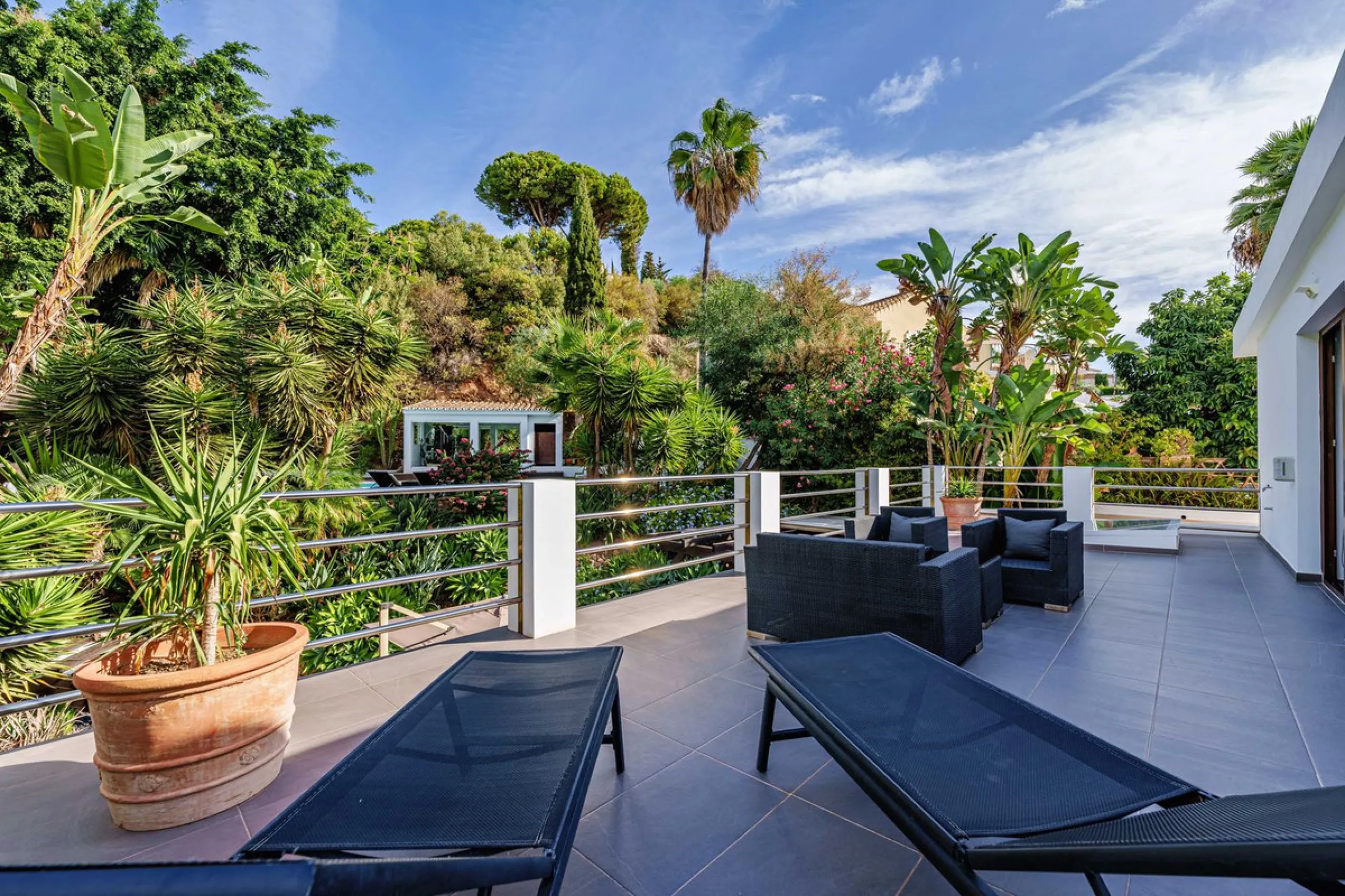 Discover this impressive luxury villa, located in the exclusive gated community of El Rosario. A property that combines privacy and comfort.