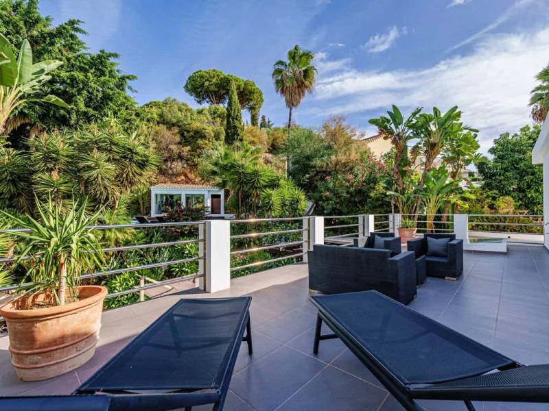 Discover this impressive luxury villa, located in the exclusive gated community of El Rosario. A property that combines privacy and comfort.
