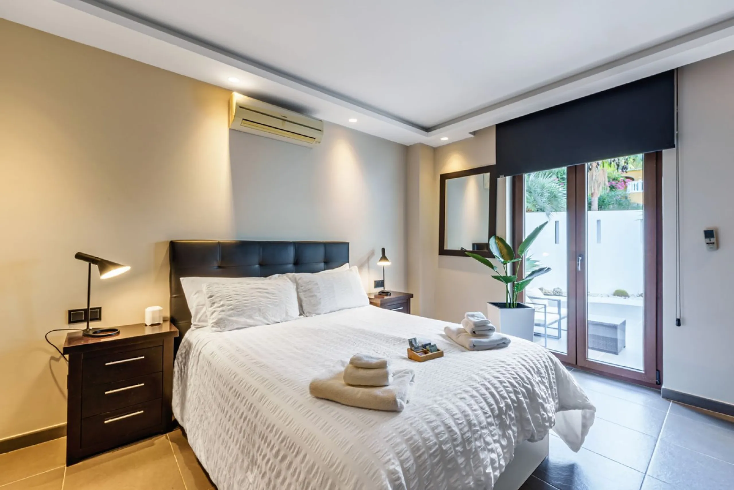 Discover this impressive luxury villa, located in the exclusive gated community of El Rosario. A property that combines privacy and comfort.