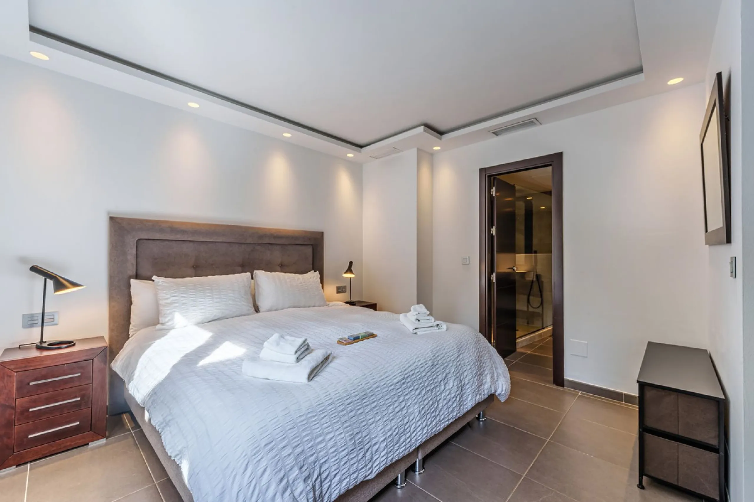 Discover this impressive luxury villa, located in the exclusive gated community of El Rosario. A property that combines privacy and comfort.