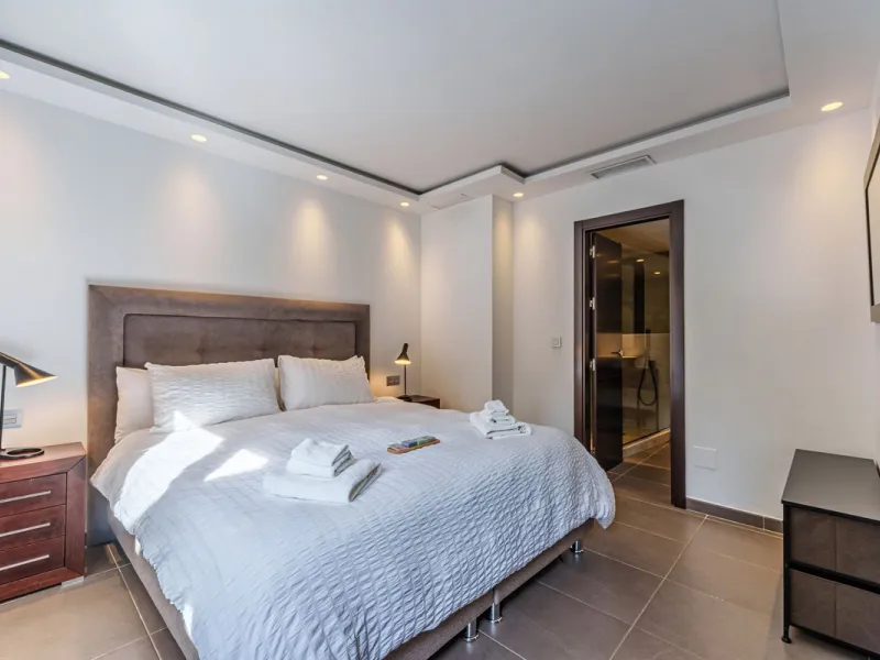Discover this impressive luxury villa, located in the exclusive gated community of El Rosario. A property that combines privacy and comfort.