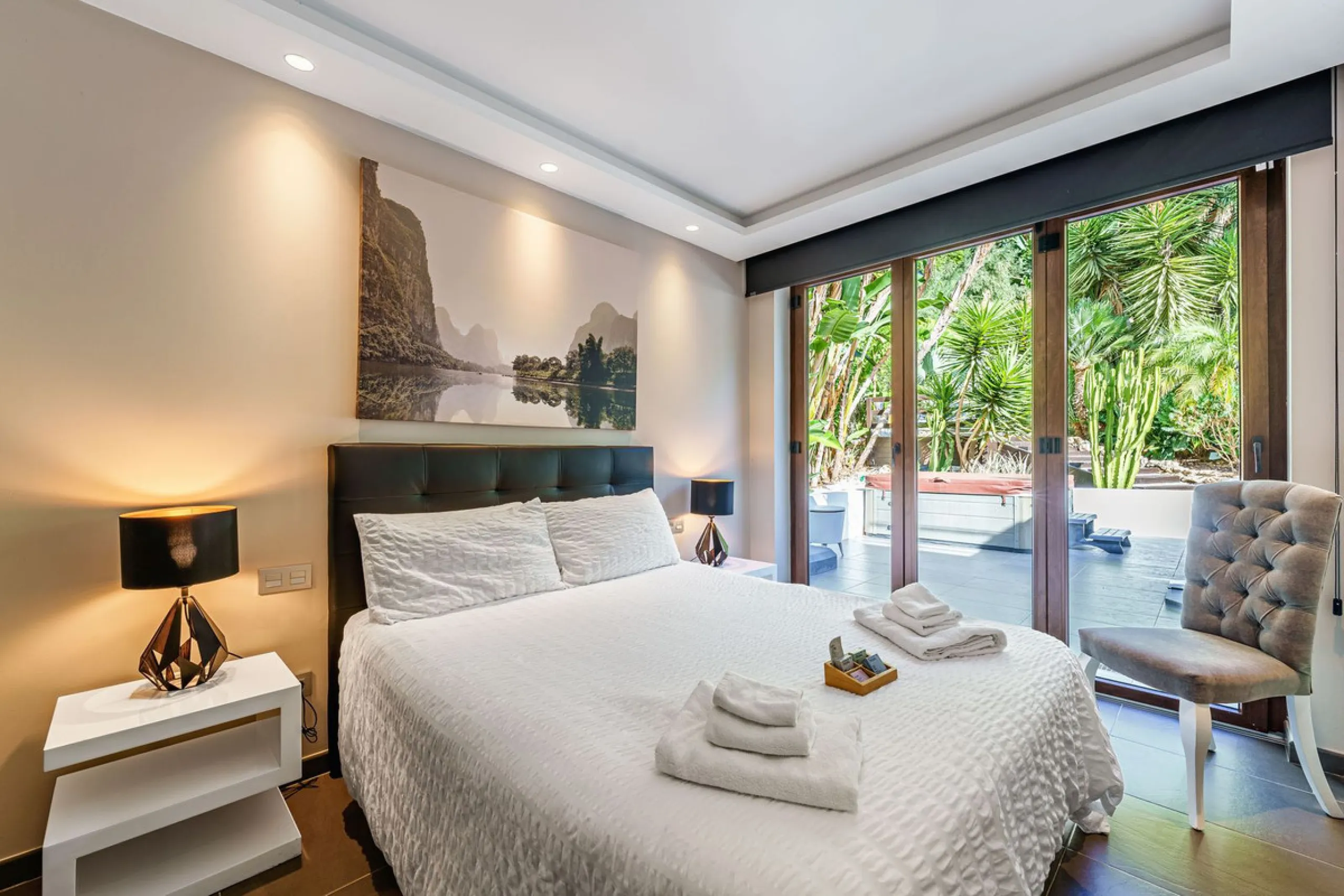 Discover this impressive luxury villa, located in the exclusive gated community of El Rosario. A property that combines privacy and comfort.