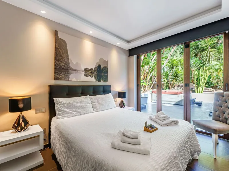 Discover this impressive luxury villa, located in the exclusive gated community of El Rosario. A property that combines privacy and comfort.