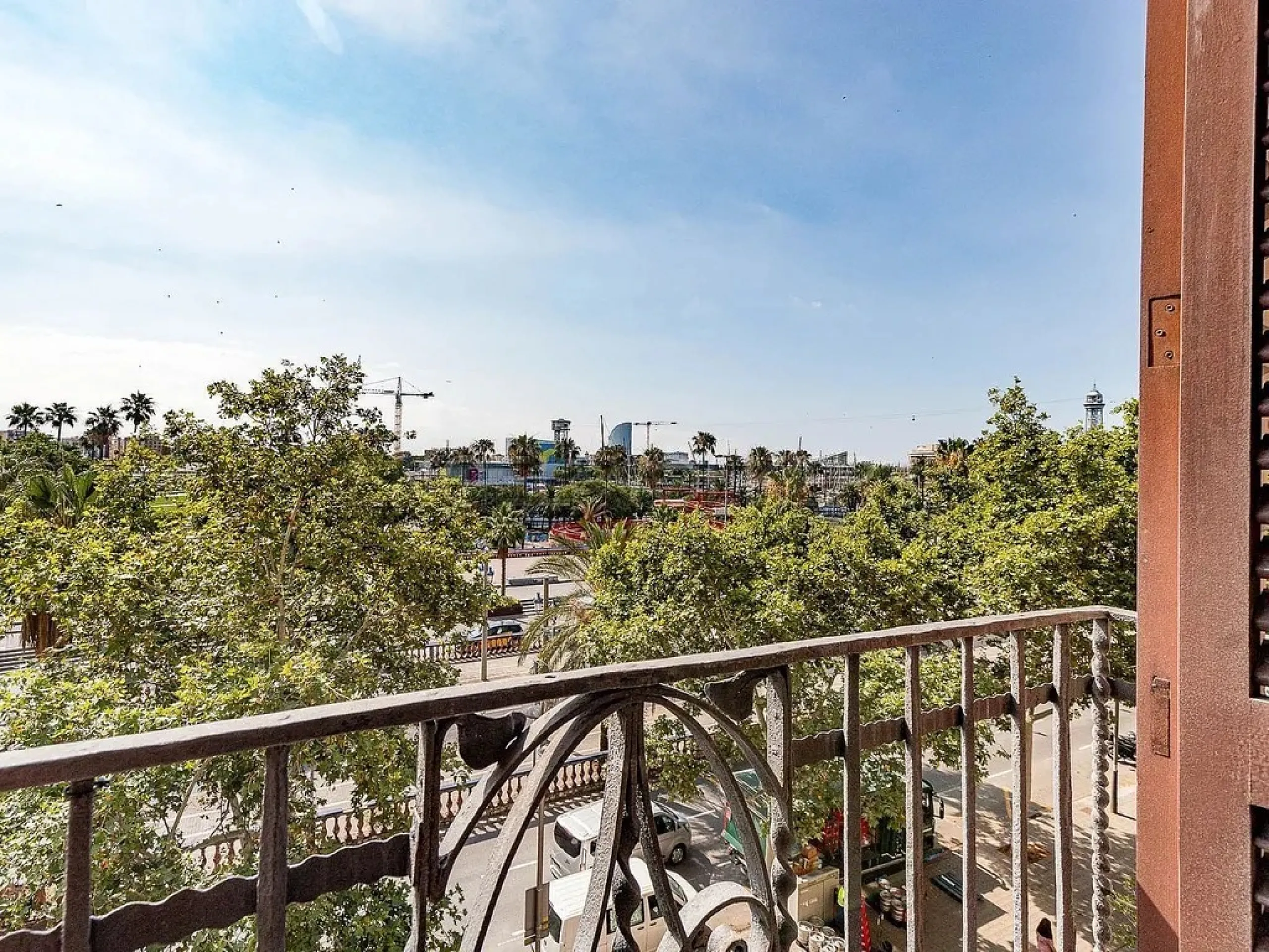 Piso de lujo reformado con vistas al Port Marítim en Barcelona