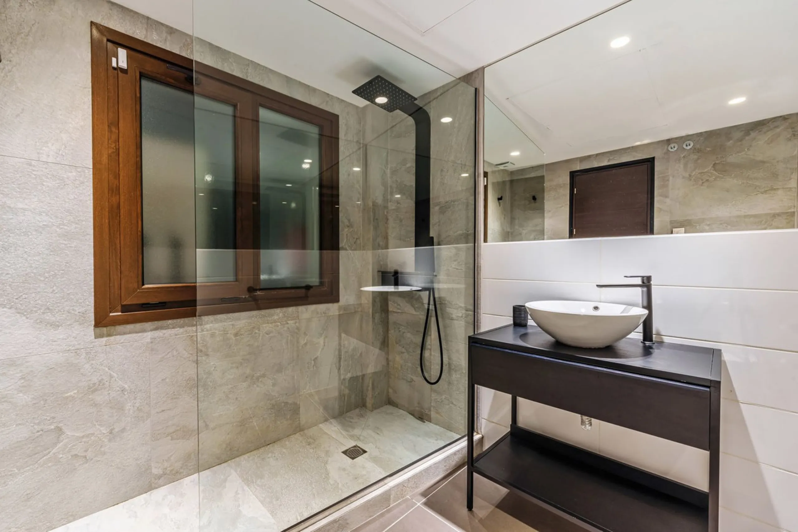 Discover this impressive luxury villa, located in the exclusive gated community of El Rosario. A property that combines privacy and comfort.