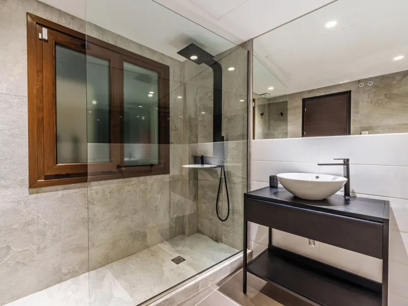 Discover this impressive luxury villa, located in the exclusive gated community of El Rosario. A property that combines privacy and comfort.