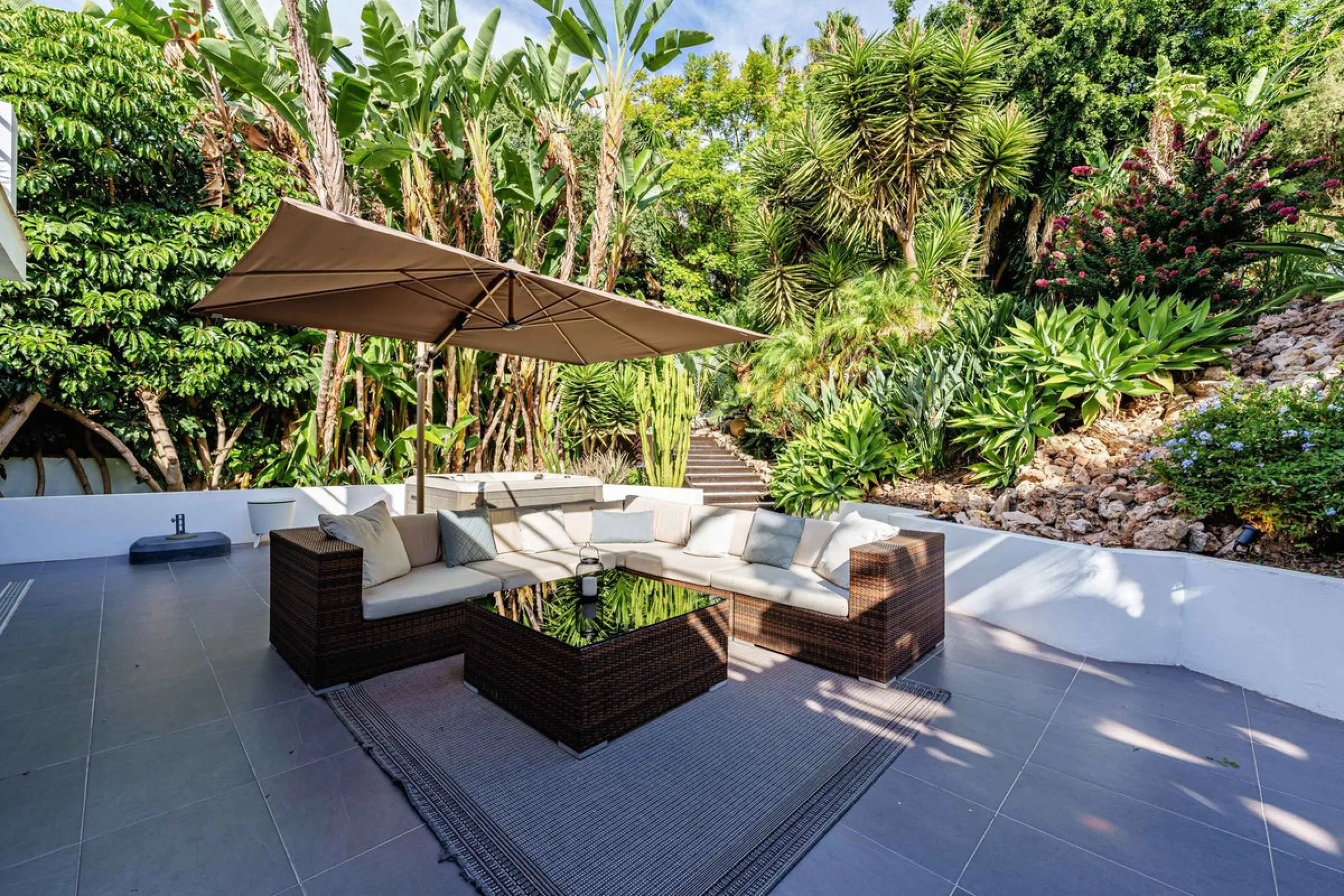 Discover this impressive luxury villa, located in the exclusive gated community of El Rosario. A property that combines privacy and comfort.