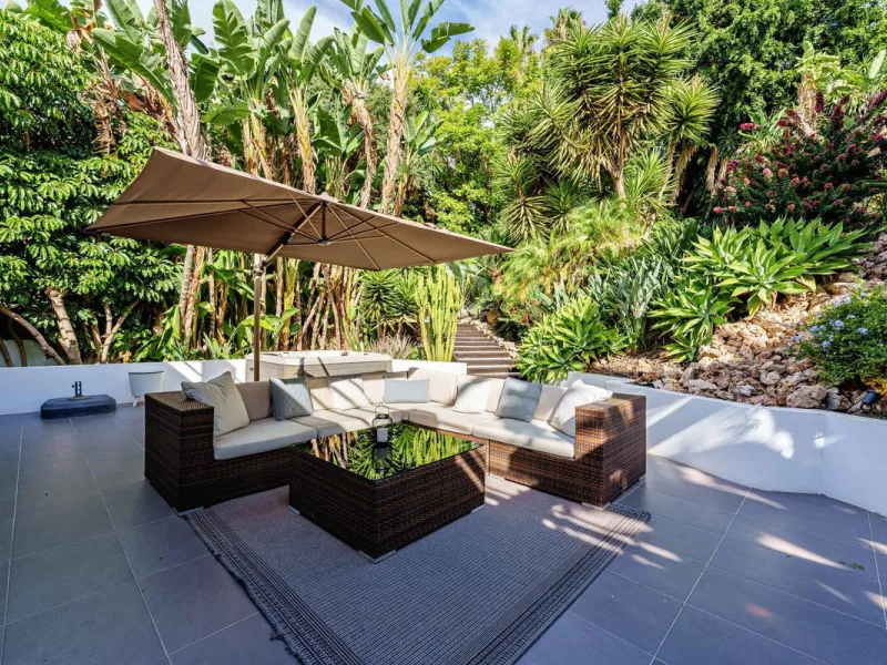 Discover this impressive luxury villa, located in the exclusive gated community of El Rosario. A property that combines privacy and comfort.