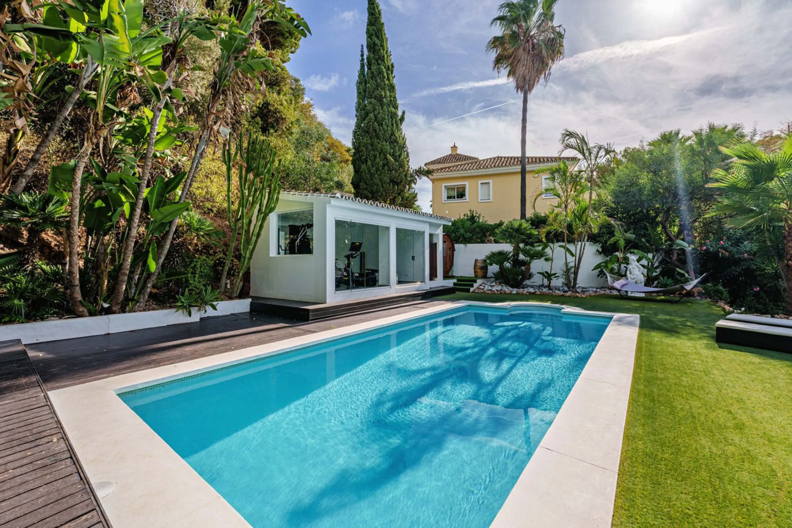 Discover this impressive luxury villa, located in the exclusive gated community of El Rosario. A property that combines privacy and comfort.