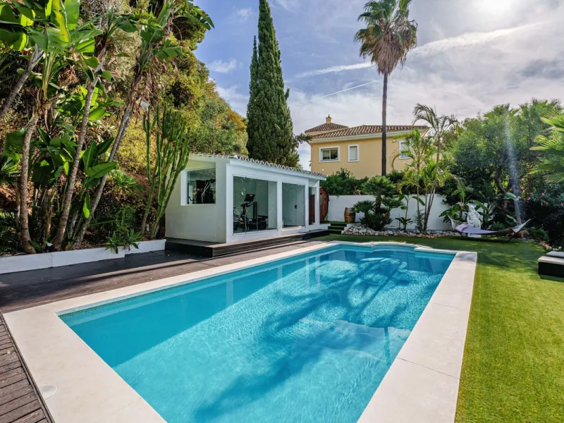 Discover this impressive luxury villa, located in the exclusive gated community of El Rosario. A property that combines privacy and comfort.