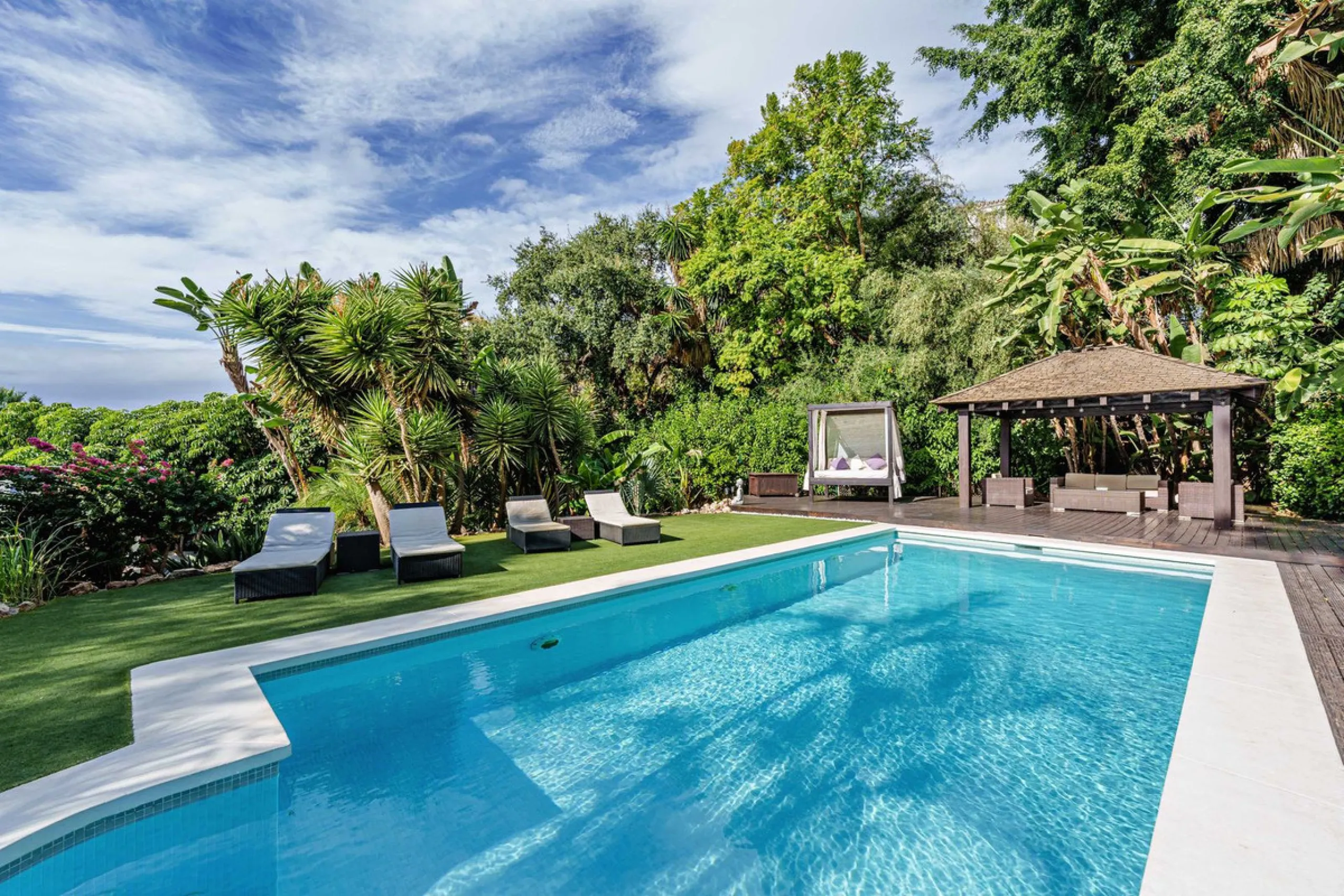 Discover this impressive luxury villa, located in the exclusive gated community of El Rosario. A property that combines privacy and comfort.