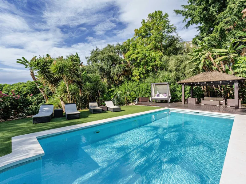 Discover this impressive luxury villa, located in the exclusive gated community of El Rosario. A property that combines privacy and comfort.
