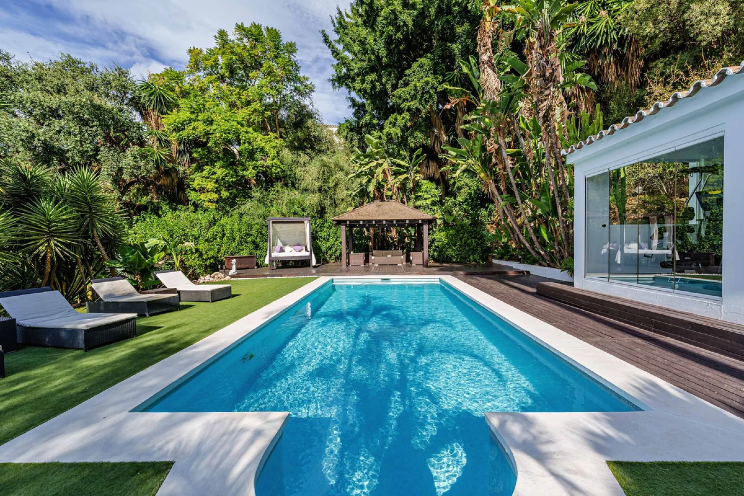 Discover this impressive luxury villa, located in the exclusive gated community of El Rosario. A property that combines privacy and comfort.