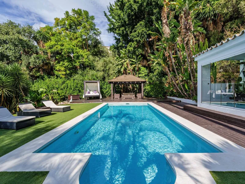 Discover this impressive luxury villa, located in the exclusive gated community of El Rosario. A property that combines privacy and comfort.