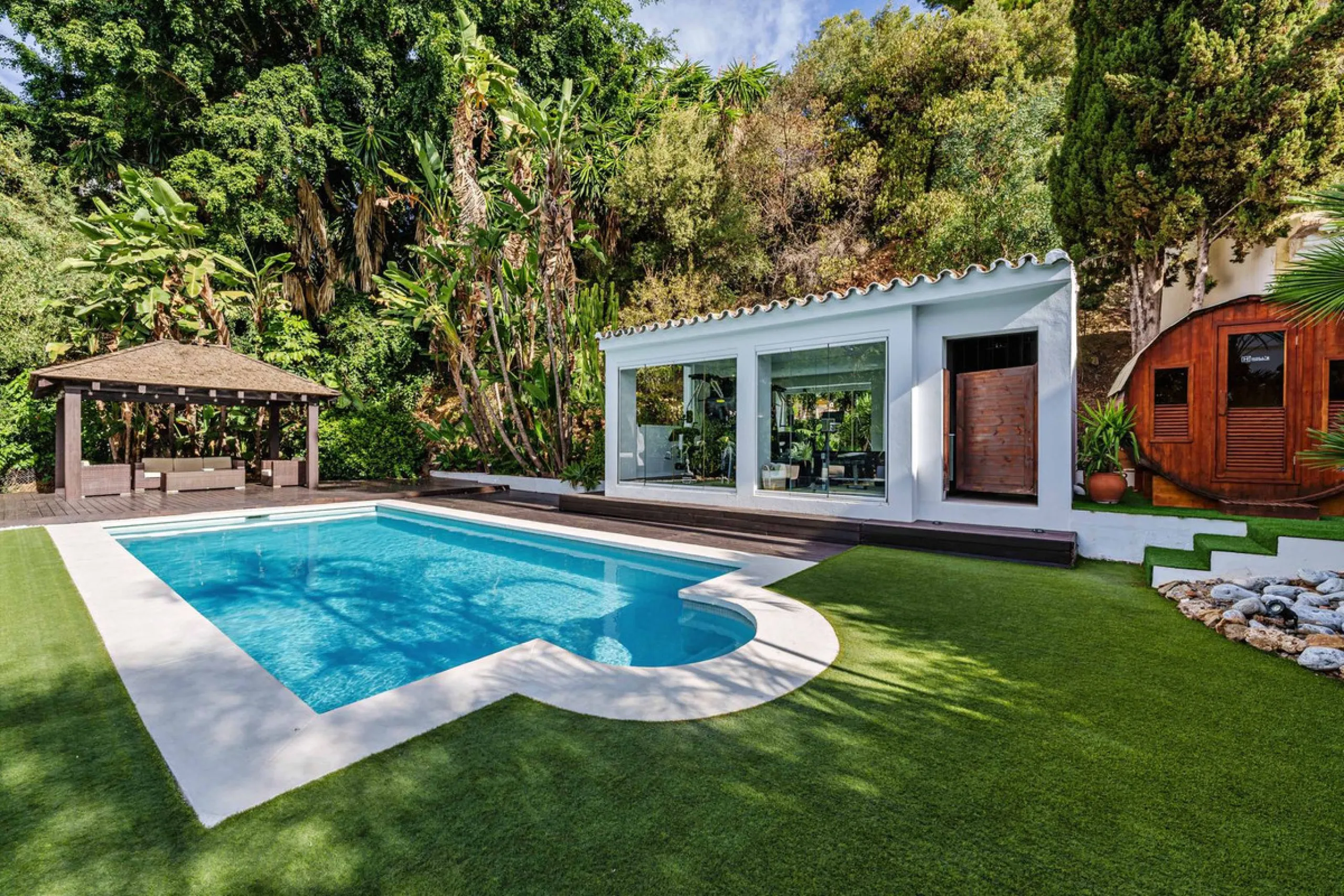 Discover this impressive luxury villa, located in the exclusive gated community of El Rosario. A property that combines privacy and comfort.