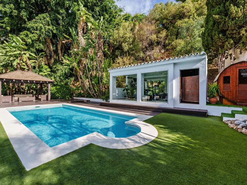 Discover this impressive luxury villa, located in the exclusive gated community of El Rosario. A property that combines privacy and comfort.
