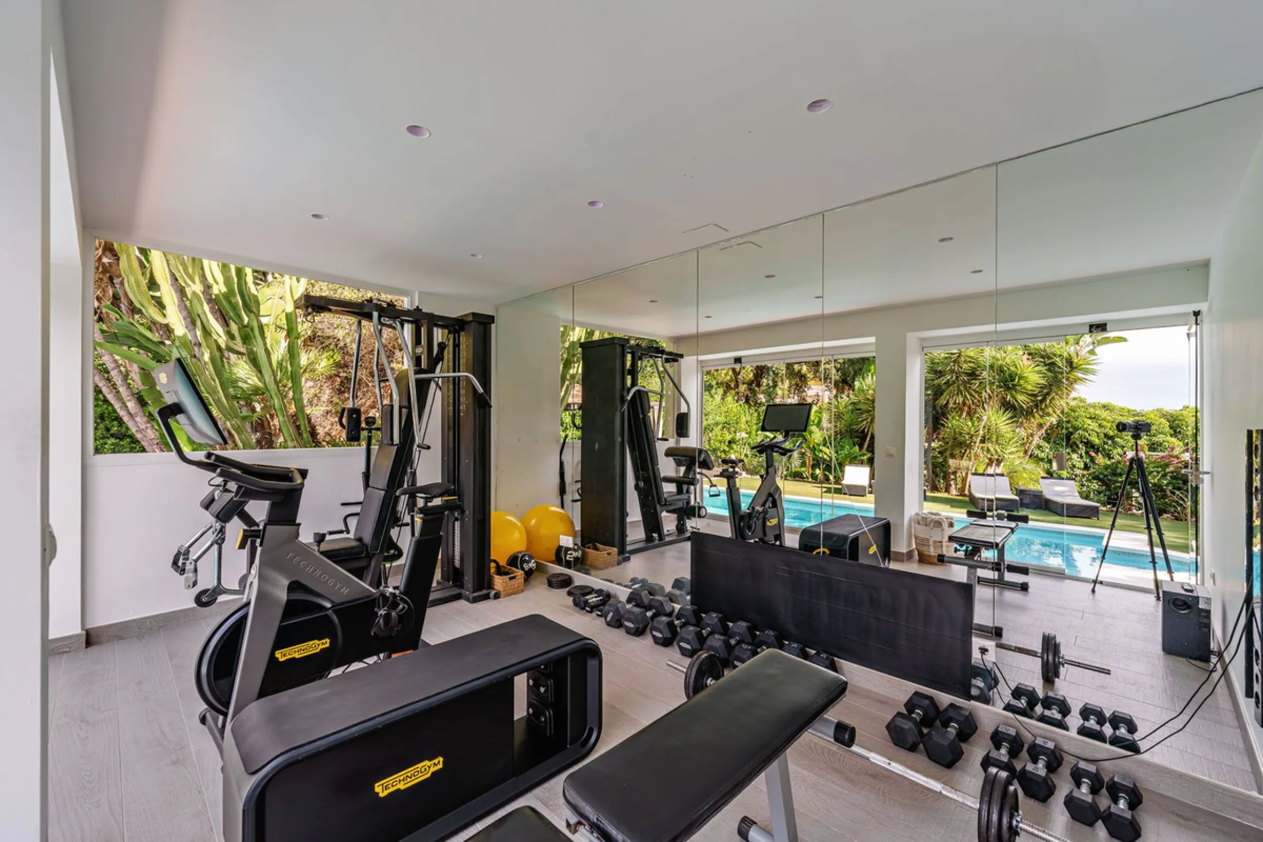 Discover this impressive luxury villa, located in the exclusive gated community of El Rosario. A property that combines privacy and comfort.