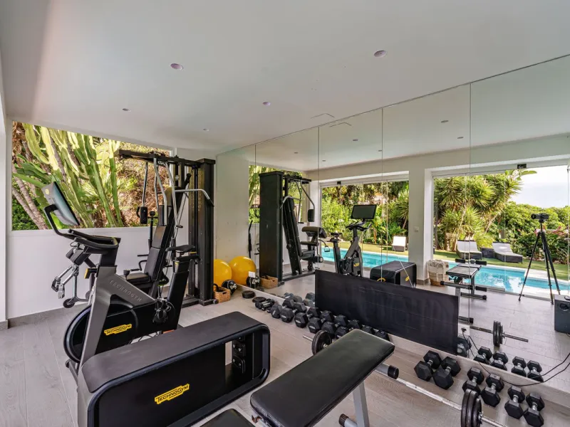 Discover this impressive luxury villa, located in the exclusive gated community of El Rosario. A property that combines privacy and comfort.