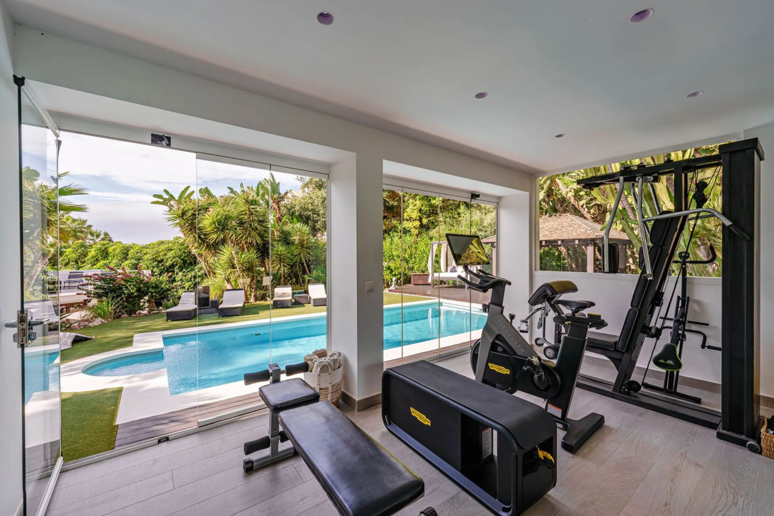 Discover this impressive luxury villa, located in the exclusive gated community of El Rosario. A property that combines privacy and comfort.