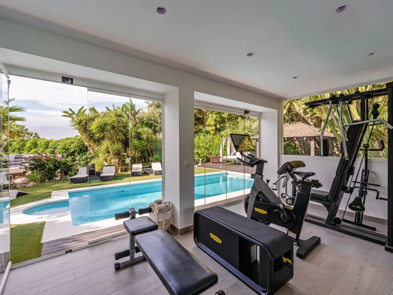 Discover this impressive luxury villa, located in the exclusive gated community of El Rosario. A property that combines privacy and comfort.
