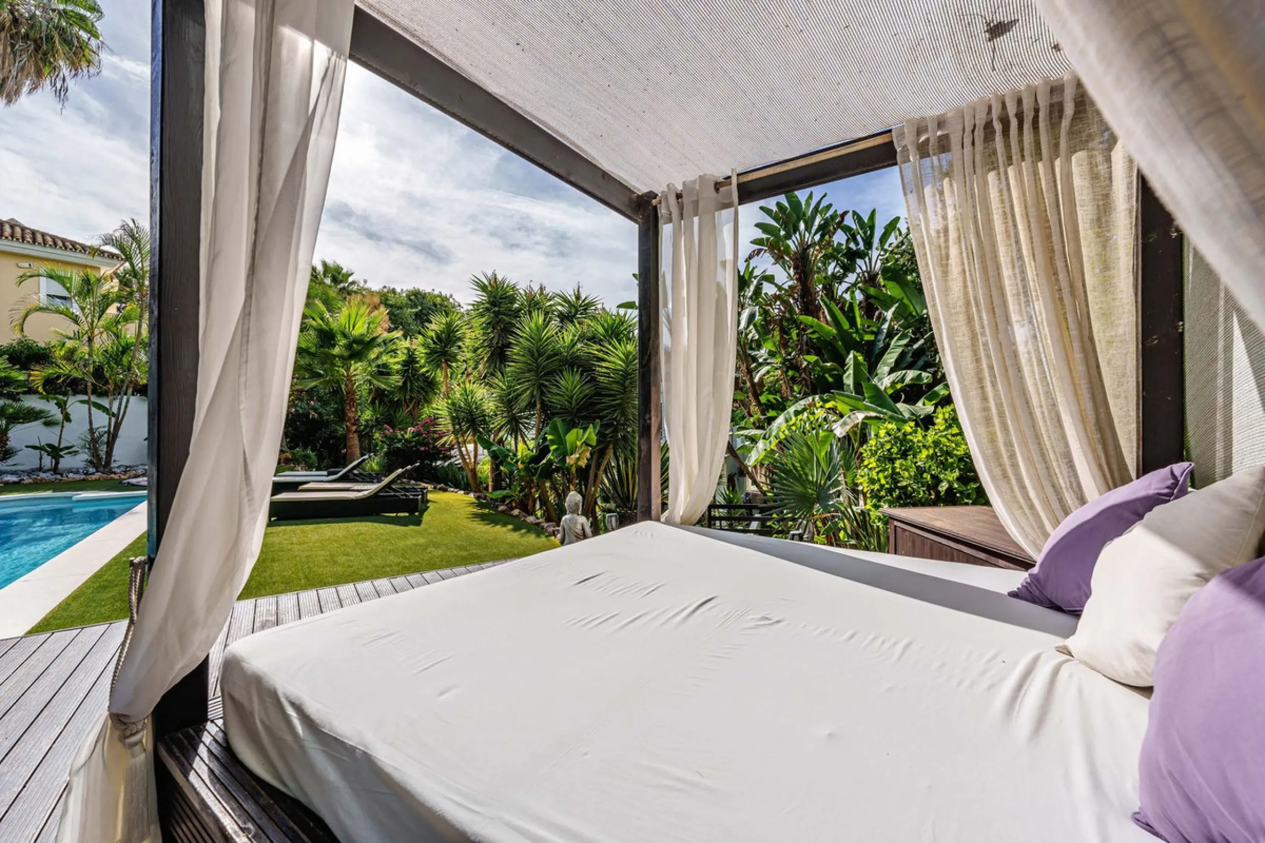 Discover this impressive luxury villa, located in the exclusive gated community of El Rosario. A property that combines privacy and comfort.