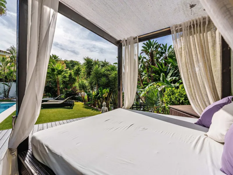 Discover this impressive luxury villa, located in the exclusive gated community of El Rosario. A property that combines privacy and comfort.