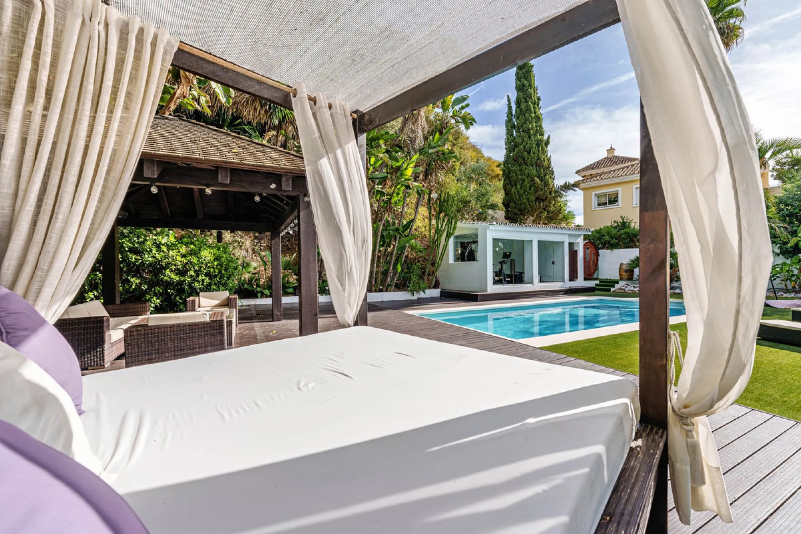 Discover this impressive luxury villa, located in the exclusive gated community of El Rosario. A property that combines privacy and comfort.