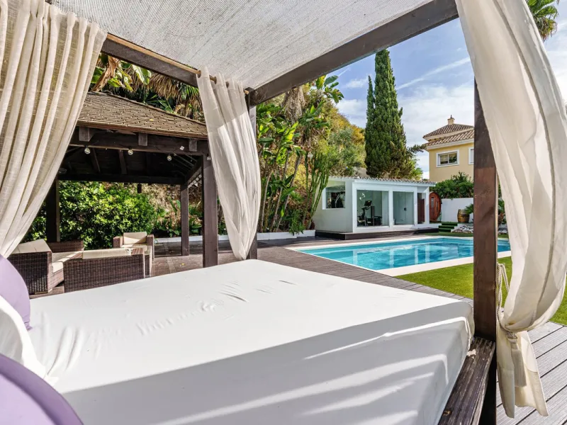 Discover this impressive luxury villa, located in the exclusive gated community of El Rosario. A property that combines privacy and comfort.