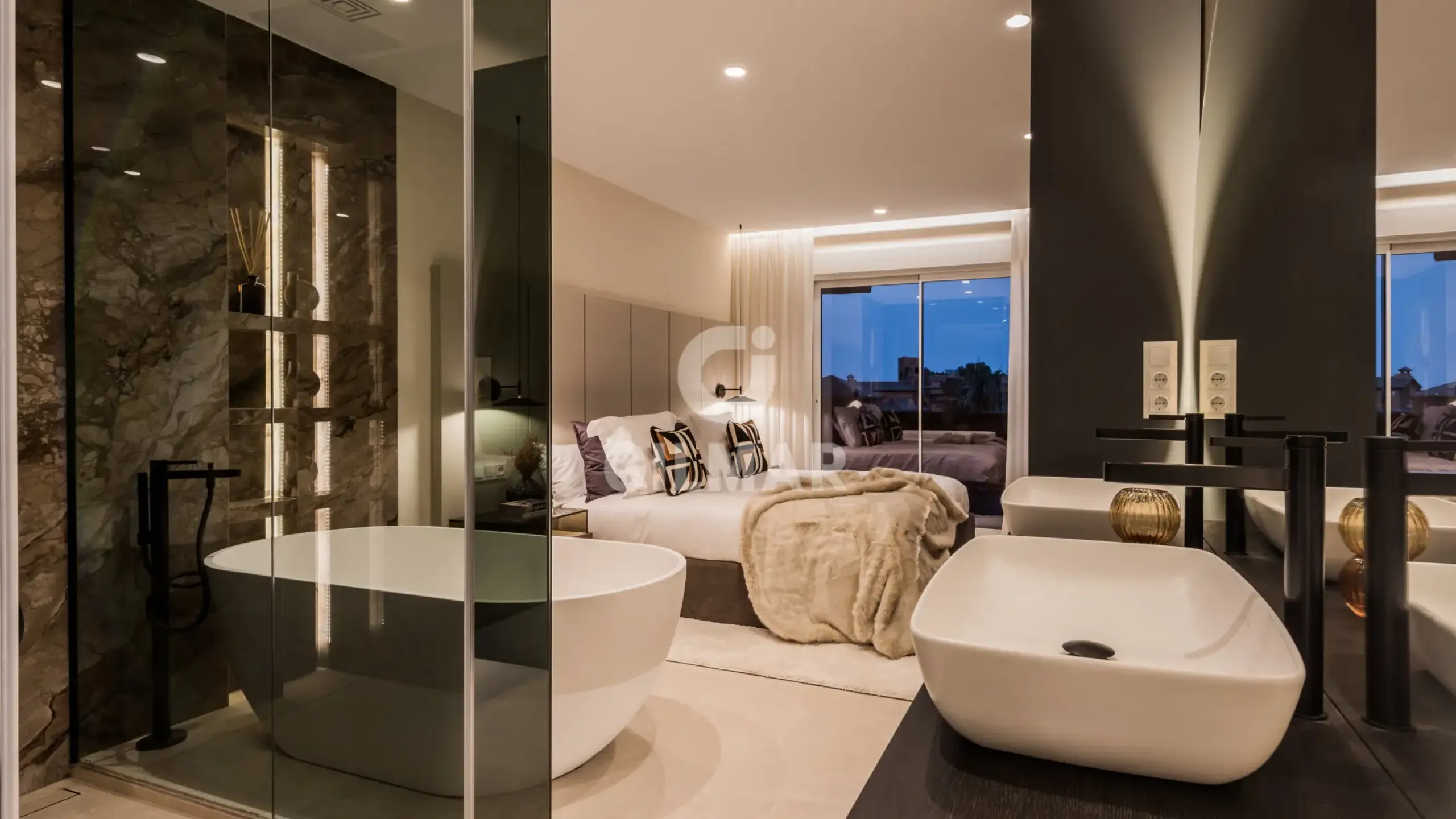 Пентхаус в Эстепоне – Малагуа.

Просторный пентхаус площадью 250 м² с тремя спальнями и двумя полными ванными комнатами.  Включает приватльную террасу, бассейн и парковочное место. Расположен в престижном жилом комплексе