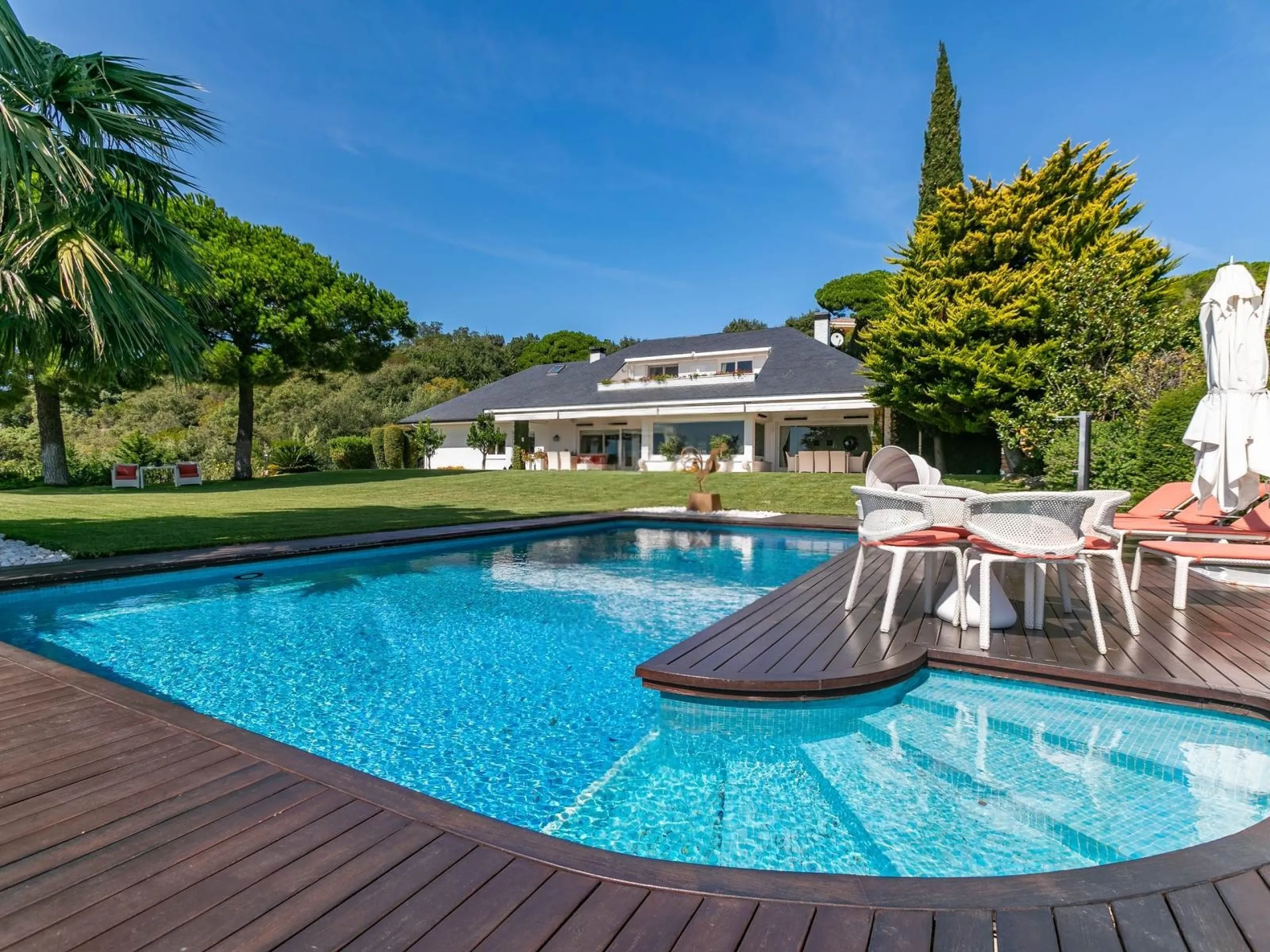 Elegant Villa with Panoramic Views, Garden and Pool in Sant Andreu de Llavaneres, Barcelona